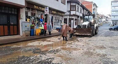 Bilecik Pazaryeri'nde yağış sonrası temizlik ekibi iş başında
