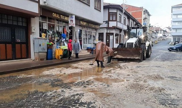 Bilecik Pazaryeri'nde yağış sonrası temizlik ekibi iş başında
