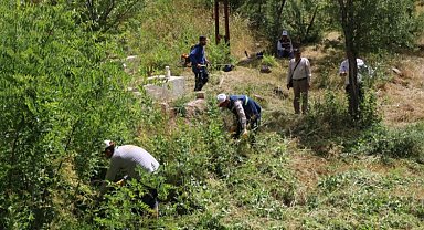 Bitlis'te bayram öncesi mezarlıklara bakım
