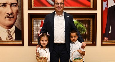 Bursa Mustafakemalpaşa'da ilk çileklerin tadımını birlikte yaptılar