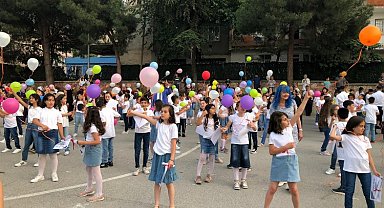 Bursa Yıldırım'da ilkokul öğrencilerinden balonlu mezuniyet