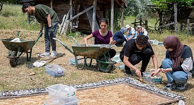 Bursa'da arkeoloji meraklıları mozaik yapımını deneyimliyor