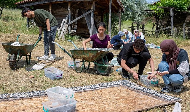 Bursa'da arkeoloji meraklıları mozaik yapımını deneyimliyor