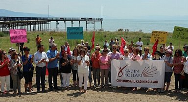 Bursa'da CHP'li kadınlar kuraklığa İznik Gölü'nden çağrı yaptı