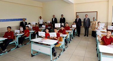 Bursa'da İnegöl protokolü karne heyecanına ortak oldu
