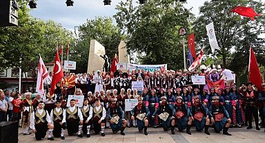 Denizli'de Halk Dansları Festivali coşkusu
