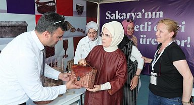 Emine Erdoğan Sakarya'nın el emeklerine hayran kaldı