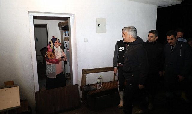 Erzincan'ı sel vurdu, vatandaş evlerine barikat kurdu