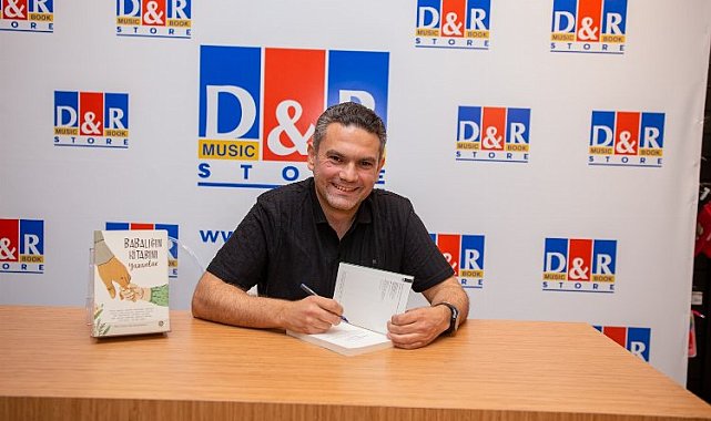 Gazeteci İlker Gezici'nin imza gününe ünlü akını