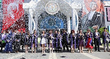 İstanbul'da TÜRAM'da mezuniyet sevinci