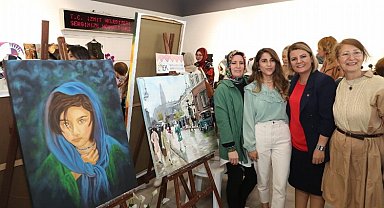 İZMEK sergisine defileli açılış