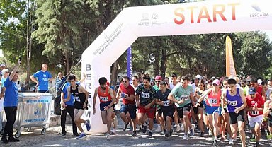 İzmir Bergama'da halk tarihi sokaklarda koştu