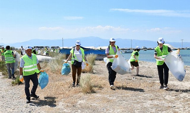 İzmir Çiğli'de kıyı ve deniz temizliği