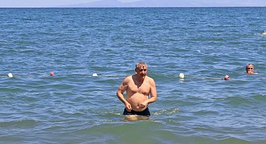 İzmir Güzelbahçe'de Başkan İnce mavi bayrağı tescilledi... Denize giren ilk başkan oldu