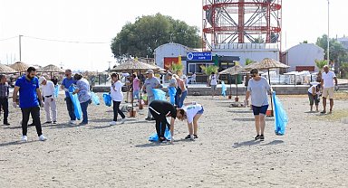 İzmir Güzelbahçe'de CHP'den plaj temizliği