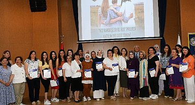 İzmir Karabağlar'da 'Kız Kardeşler El Ele'