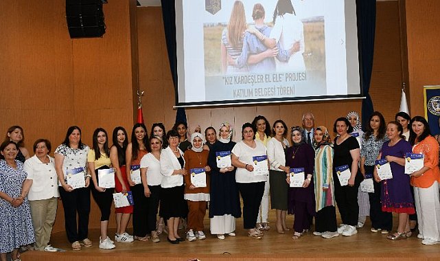 İzmir Karabağlar'da 'Kız Kardeşler El Ele'