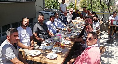 İzmir Karabağlar'da mahalleliden yemekli teşekkür