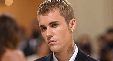 Justin Bieber yüz felci geçirdi