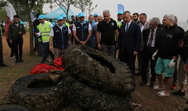 Kocaeli İzmit'te gönüllüler kıyıdan, dalgıçlar su altında temizledi