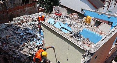 Kocaeli İzmit'te metruk binaya elle yıkım