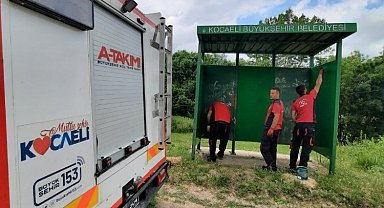 Kocaeli'de duraklara yazılan yazıları A Takımı sildi
