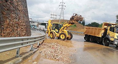 Kocaeli'de hastane yolunda toprak kayması