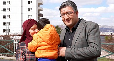 Koruyucu ailesi oldukları minik Muhammed hayatlarını değiştirdi