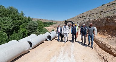 Malatya'da kayanın içinden boru geçiriliyor
