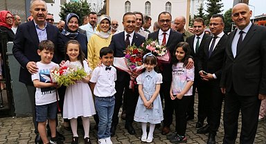 Rizeli öğrenciler karnelerini Vali Çeber'den aldı