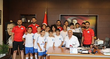 Söke Belediye Başkanı Levent Tuncel'den Minik Futbolculara Milli Maç Jesti