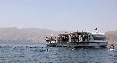 4 gündür Van Gölü'nde yüzüyorlar