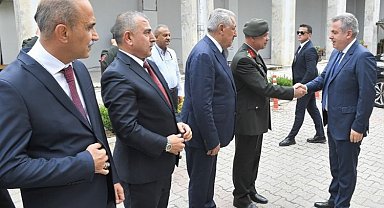 Adana Valisi vatandaşlarla bayramlaştı