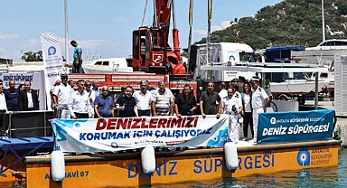 Antalya'nın ilk deniz süpürgesi Akdeniz'e indirildi