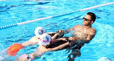 Aydınlı çocuklar yüzme öğreniyor