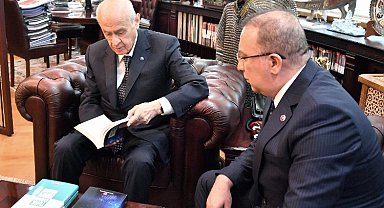 Bahçeli'den iki kitap tanıtımı