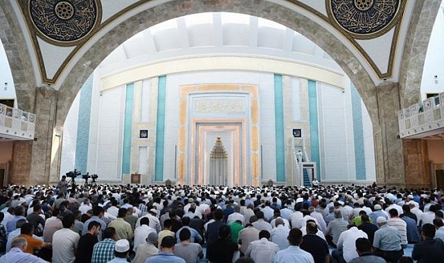 Bayram namazında camiler doldu taştı