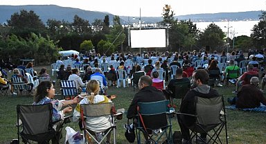 Boğaz manzaralı sinema keyfi