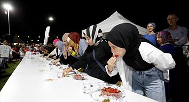 Bursa İnegöl'de çilek yeme yarışması nefes kesti