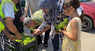Bursa'da mezarlık ziyaretçilerine ücretsiz çiçek