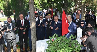 Bursa'da şehitlikte duygusal anma