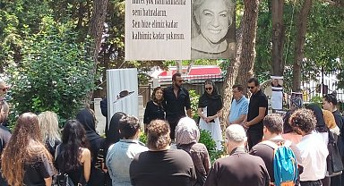 Çolpan İlhan mezarı başında anıldı