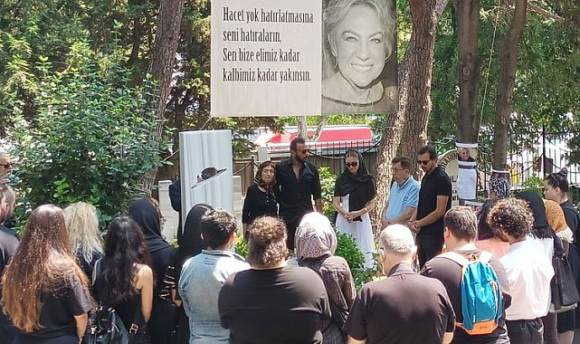Çolpan İlhan mezarı başında anıldı