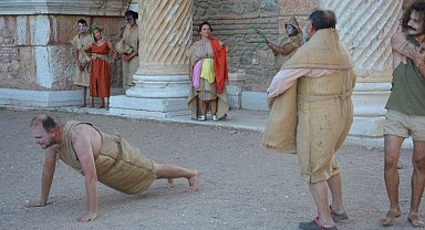Dionysos Tiyatrocuları'ndan tarihi mekanda canlı performans