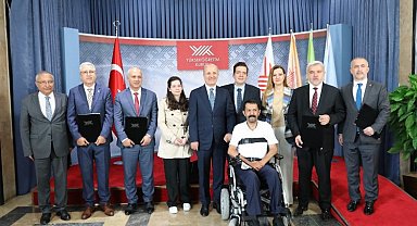Dokuz Eylül'e 7 nişan, 11 bayrak daha