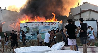 Edirne Erikli sahilindeki yangına kumla, kürekle topyekün müdahale!