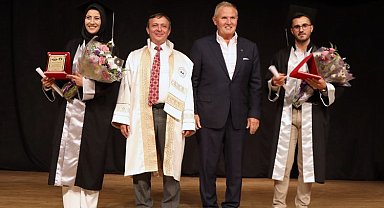 Erciyes Üniversitesi İletişim Fakültesi'nde mezuniyet sevinci