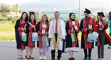 ERÜ Edebiyat Fakültesi'nde mezuniyet coşkusu