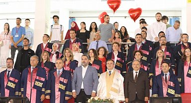 ERÜ Mühendislik Fakültesi'nde mezuniyet sevinci