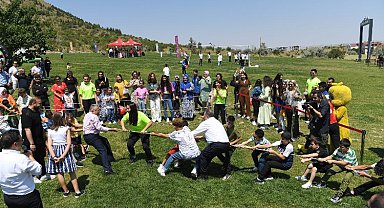 Halay çekti, futbol oynadı, çocukluk günlerini yeniden yaşadı